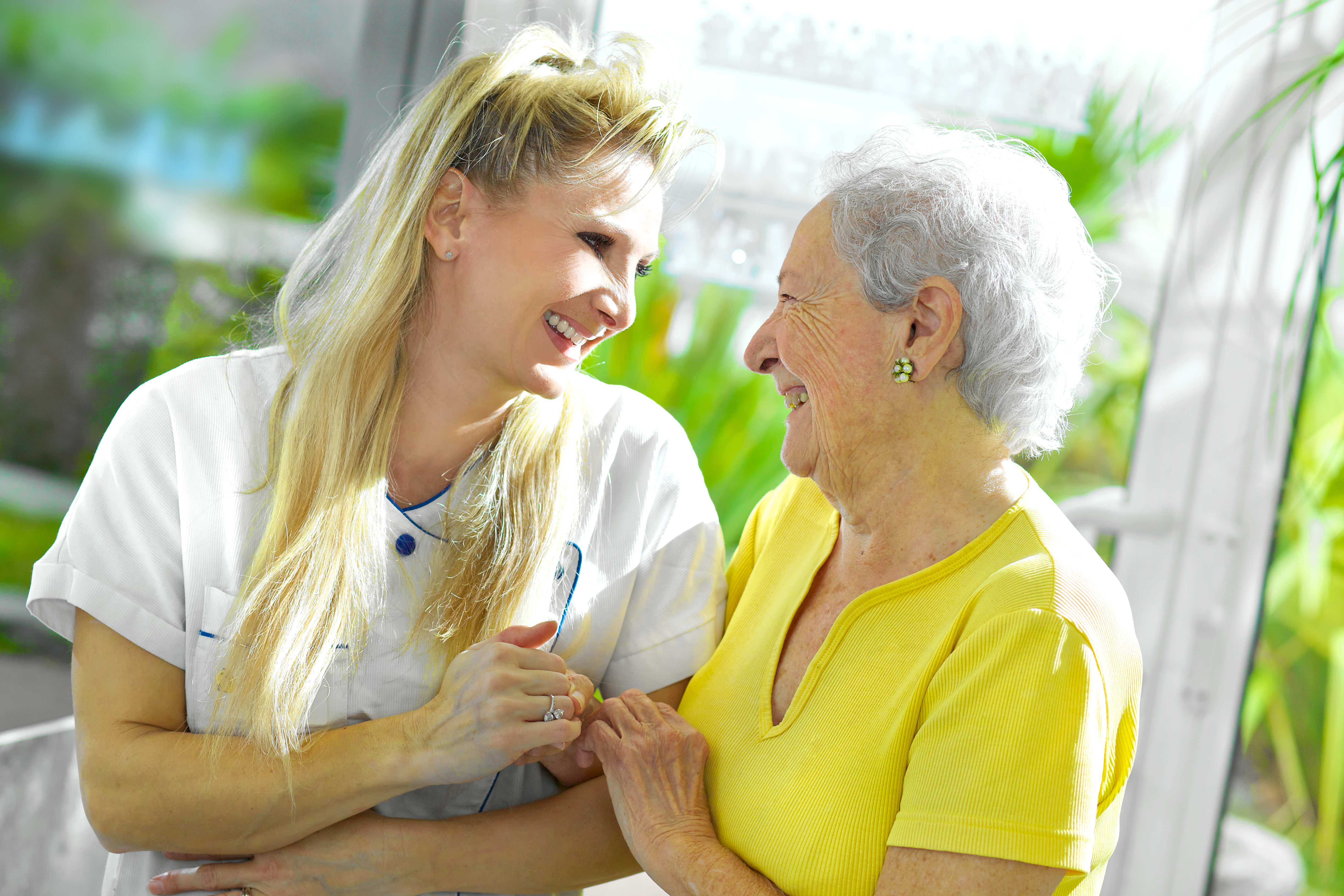 En maison spécialisée, les personnes âgées seront encadrées de professionnels de la santé.