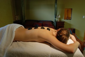 Les huiles essentielles sont très souvent utilisées durant les séances de massage.
