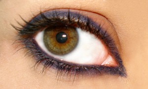 Si comme moi vous avez les yeux verts, le violet vous correspond bien