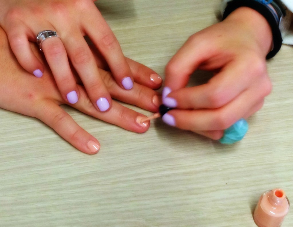 La pose de vernis entre amies, beaucoup plus simple et convivial que seule ou en institut