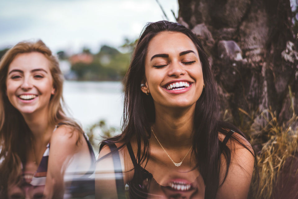 fille sourire dents blanches