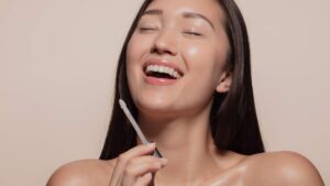 Femme avec un makeup naturel